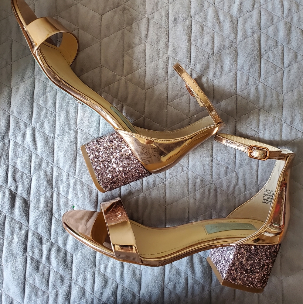 Betsey Johnson Women's Glitter Heeled Sandal, Rose Gold colour Size 5.5